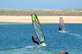 Privélessen windsurfen in Sesimbra vanaf 7 jaar met Meira Pro Center Sesimbra.