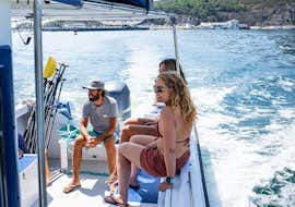 Private Bootstour im Arrábida Naturpark von Sesimbra mit Meira Pro Center Sesimbra Eine Gruppe von Freunden genießt die Bootsfahrt entlang der Küste während ihrer privaten Bootstour im Arrábida-Naturpark von Sesimbra aus mit Meira Pro Center.