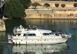 Die Tourteilnehmer genießen die Aussicht während der Luxuriösen Bootstour am Río Guadalquivir mit VR Erlebnis mit Fun Ride Sevilla.