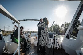 Una coppia balla rilassata sul ponte durante il suo giro in barca sul Fiume Guadalquivir con pranzo organizzato da Fun Ride Sevilla.