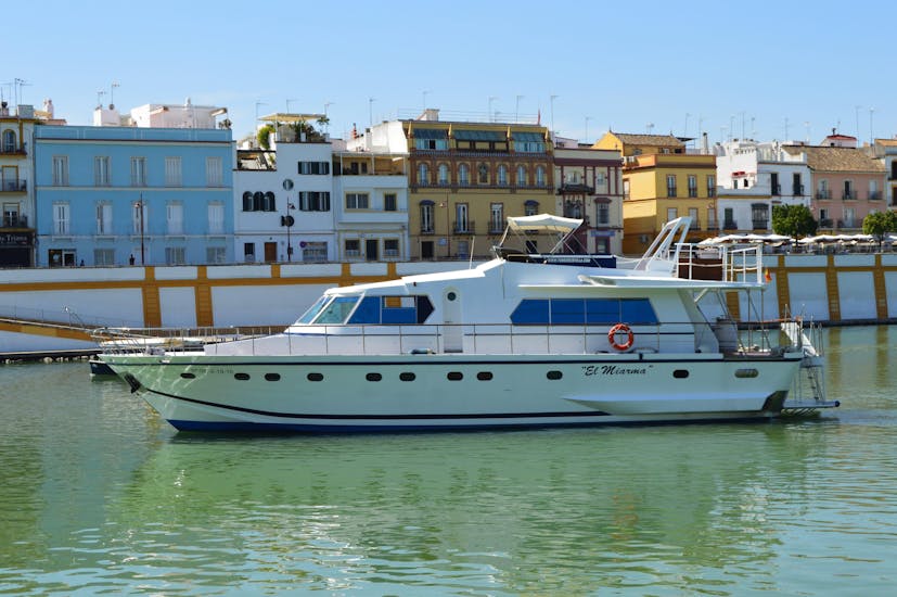 Boottocht van Sevilla naar Río Guadalquivir met toeristische attracties.
