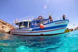 Nuestro barco visto desde el agua durante la excursión en barco a Comino incl. Blue Lagoon, Caves & St. Paul's Island con Mermaid Cruises Malta.