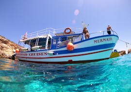 Notre bateau vu de l'eau pendant l'excursion en bateau à Comino, y compris le Blue Lagoon, les grottes et l'île St. Paul's, avec Mermaid Cruises Malta.