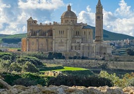 Ein beeindruckendes Gebäude und die umgebende Landschaft während der Bootsfahrt nach Gozo, Comino und den St. Pauls Inseln mit Mermaid Cruises Malta.