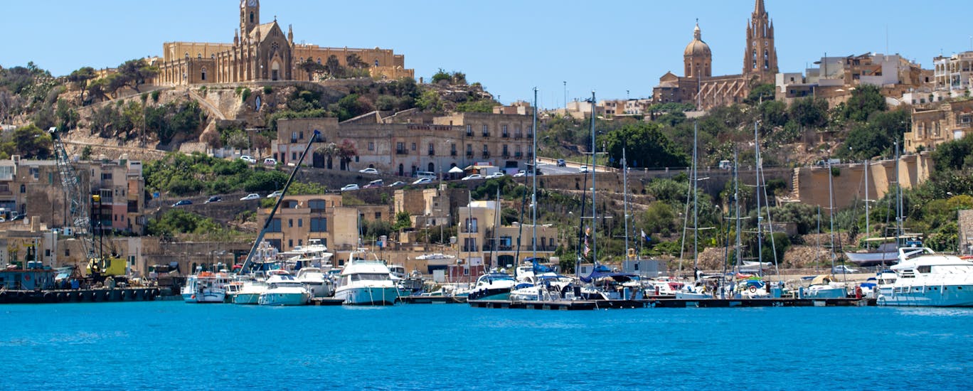 Vista de Gozo desde el barco durante la excursión en barco a Gozo, Comino y las islas de San Pablo con Mermaid Cruises Malta.
