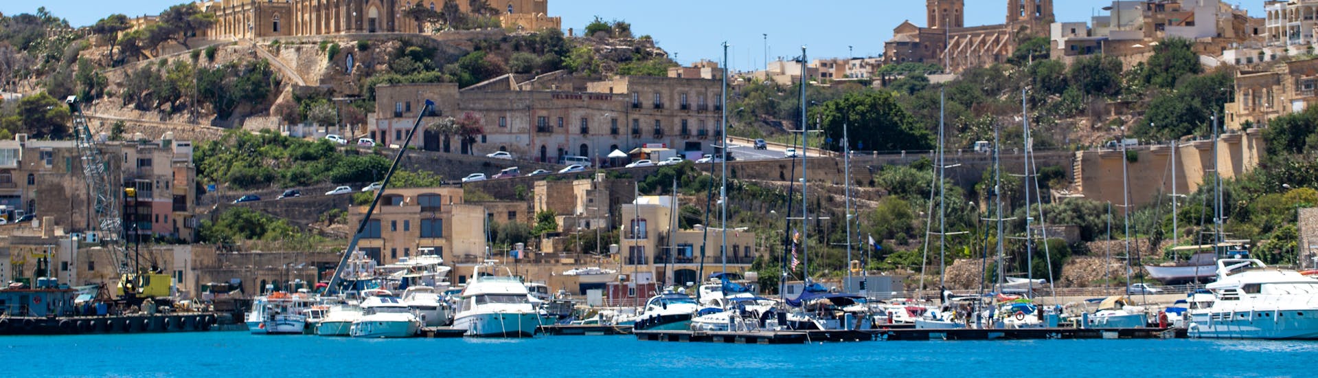 Vista de Gozo desde el barco durante la excursión en barco a Gozo, Comino y las islas de San Pablo con Mermaid Cruises Malta.