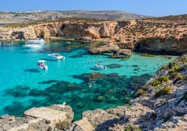 Die Küste mit all den Booten, die Sie während der Bootsfahrt zur Blauen Lagune, Gozo mit Bustour, & St. Paul's mit Mermaid Cruises Malta bewundern können.