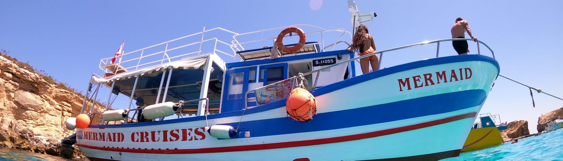 Die Passagiere der Bootstour nach Gozo mit Bustour, zur Blauen Lagune & Comino mit Mermaid Cruises Malta genießen ihre Zeit in der Blauen Lagune.
