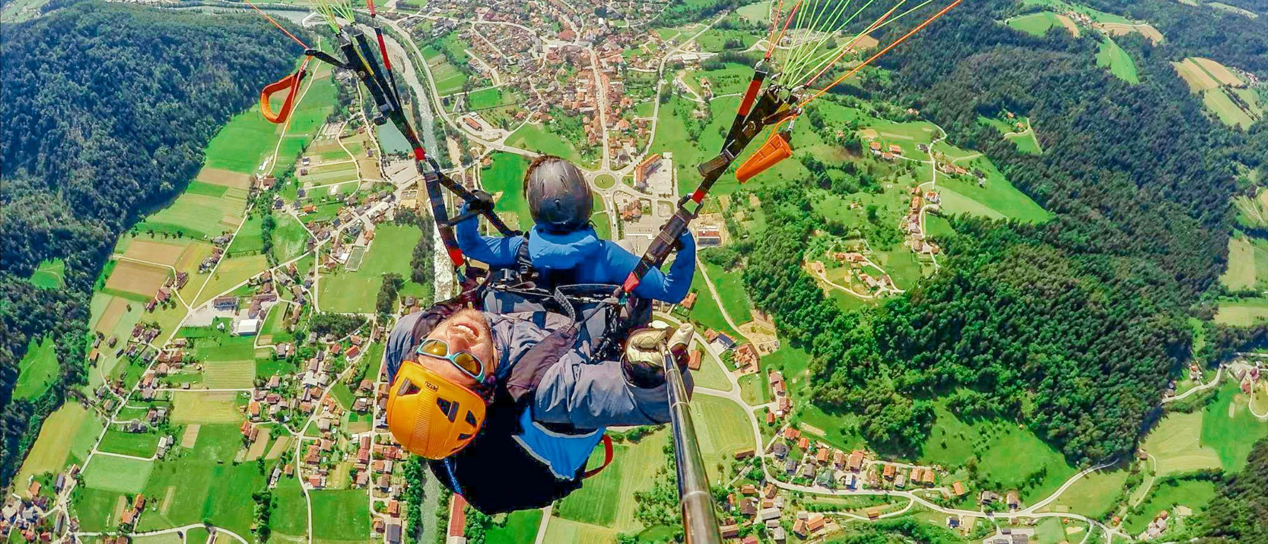 Parapente biplaza panorámico en Varpolje (a partir de 10 años) Parapente biplaza panorámico en Varpolje (a partir de 10 años).