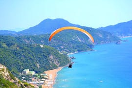 Parapente biplaza panorámico en Pelekas - Kontogialos Beach con Corfu Paragliding.