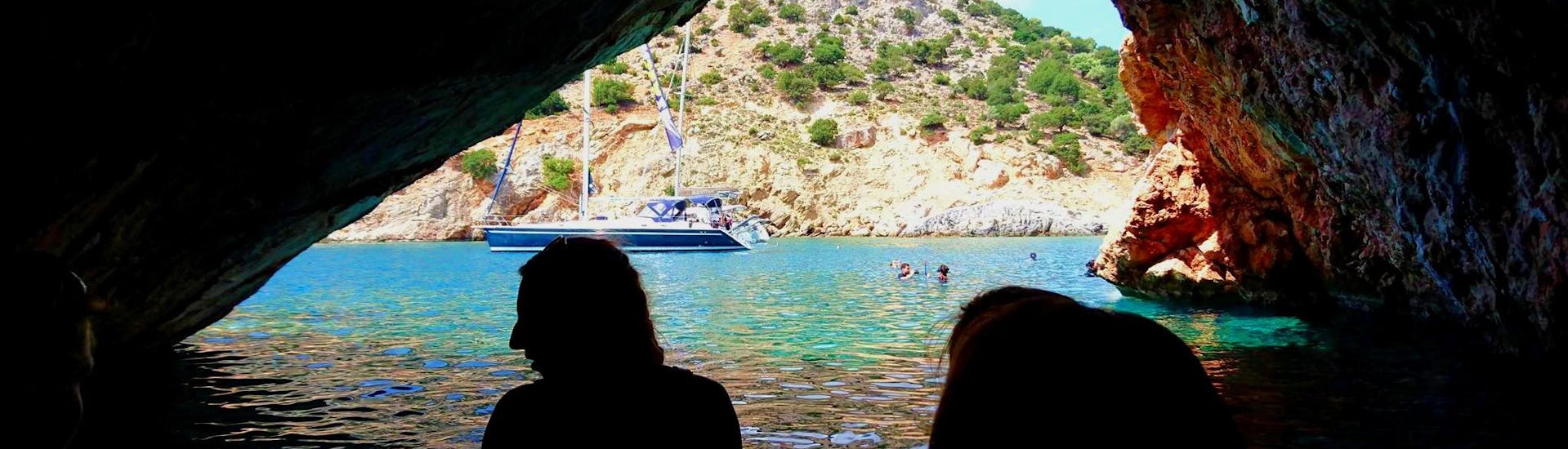 Pendant la croisière d'une journée complète à la grotte de Rina et à Koufonissi avec le Catamaran de Naxos, les participants explorent l'intérieur de la grotte.