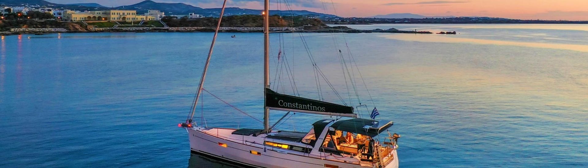 Während der Segeltour bei Sonnenuntergang in Naxos mit Naxos Catamaran liegt das Boot an einem Aussichtspunkt , von wo aus die Teilnehmer den wunderschönen Sonnenuntergang über der Ägäis genießen können.