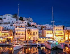 Tijdens de Privé Sunset Sailing Cruise in Naxos met Naxos Catamaran kun je 's nachts genieten van een prachtig uitzicht op de haven van Naxos.