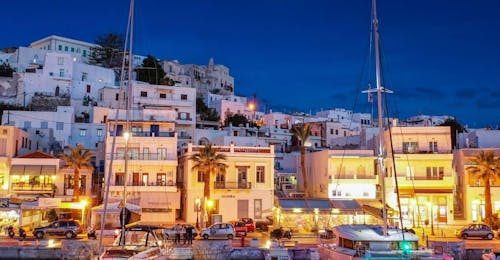 Croisière privée au coucher du soleil à Naxos avec Naxos Catamaran Pendant la croisière privée au coucher du soleil sur le Catamaran de Naxos, vous pourrez profiter d'une vue magnifique sur le port de Naxos lors de la tombée de la nuit.