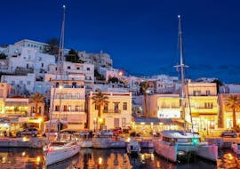 Durante il Giro privato in barca a vela al tramonto a Naxos con Naxos Catamaran, potrete godere di una splendida vista del porto di Naxos durante la notte.