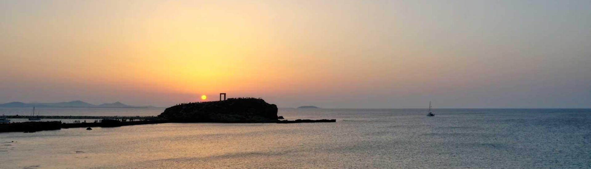 Duranteil giro privato in barca a vela al tramonto a Naxos con iNaxos Catamaran, potrete godere di una splendida vista del Tempio di Apollo a Naxos al tramonto.