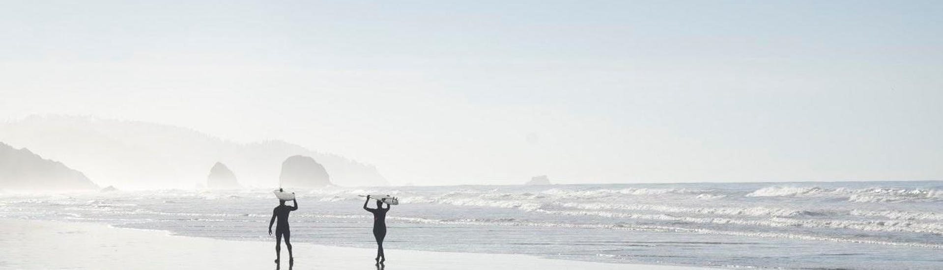 2 surfistas paseando por la playa durante Clases Privadas de Surf en Costa Vicentina con Pick-Up con Neptunos Surf School Algarve.