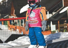 A child prepares for his Private Ski Lessons for Kids - All Ages & Levels together with an instructor from Escuela Ski Sierra Nevada 