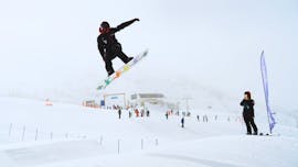 Lezioni private di snowboard per tutti i livelli e tutte le età con Escuela Ski Sierra Nevada.