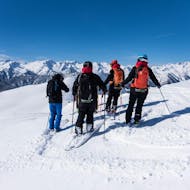 I partecipanti al tour si godono la vista dello splendido scenario montano con la loro guida privata di sci alpinismo - tutti i livelli della Escuela Ski Sierra Nevada.