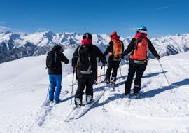 Les participants à l'excursion profitent de la vue sur le magnifique paysage de montagne avec leur guide privé de ski de randonnée - tous niveaux de l'école de ski Sierra Nevada.