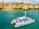 Während der Segelkreuzfahrt nach Benagil und Carvoeiro ab Portimão mit Discover Tours segelt der moderne Katamaran entlang der wunderschönen Algarveküste.