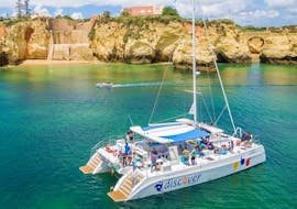 Pendant la croisière en voilier à Benagil et Carvoeiro au départ de Portimão avec Discover Tours, le catamaran moderne navigue le long de la magnifique côte de l'Algarve.