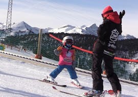 A child makes its first attempts on the slopes together with a ski instructor from Escuela Ski Cerler within the Private Ski Lessons for Kids for all Levels & Ages.
