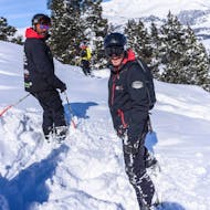 Deux skieurs se fraient un chemin dans la neige profonde et profitent d'une vue magnifique pendant les ours particuliers de ski freeride pour tous les niveaux de l'école de ski de Cerler.