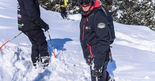 Clases Particulares de Freeride Todos los Niveles con Escuela Ski Cerler Dos esquiadores pasean por la nieve profunda y disfrutan de la maravillosa vista durante las Clases particulares de Freeride para todos los niveles de la Escuela Ski Cerler.