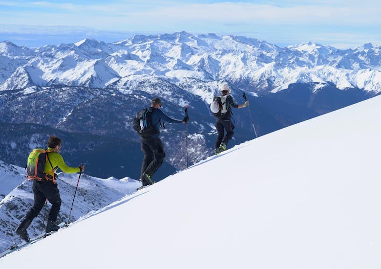 De tourdeelnemers lopen ijverig de berg op samen met de privé-skitourgids voor alle niveaus van Escuela Ski Cerler.