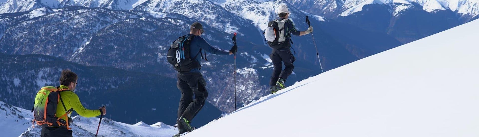 Los participantes del tour están dedicados a subir la montaña durante el Tour privado de esquí para todos los niveles de la Escuela Ski Cerler.