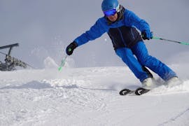 Un skieur s'entraîne sur les pistes pendant ses cours particulier de ski pour adultes à l'école de ski ACT Sports à Arosa.