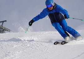  Ein Skifahrer übt auf der Piste während seines privaten Skikurses für Erwachsene in der ACT Sports Skischule in Arosa. 