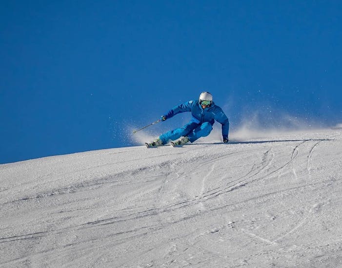 Een skiër oefent op de piste tijdens zijn privé skilessen voor volwassenen in de ACT Sports skischool in Arosa.