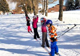 Skilessen voor kinderen "Snowli Club" (4-6 jaar) - Max 5 per groep met Swiss Ski School Crans-Montana Beginnende skiërs leren snel de basis van het skiën tijdens de kinderskilessen "Snowli Club" (4-6 jaar) beperkt tot maximaal 5 kinderen per groep met de Zwitserse skischool in Crans-Montana.