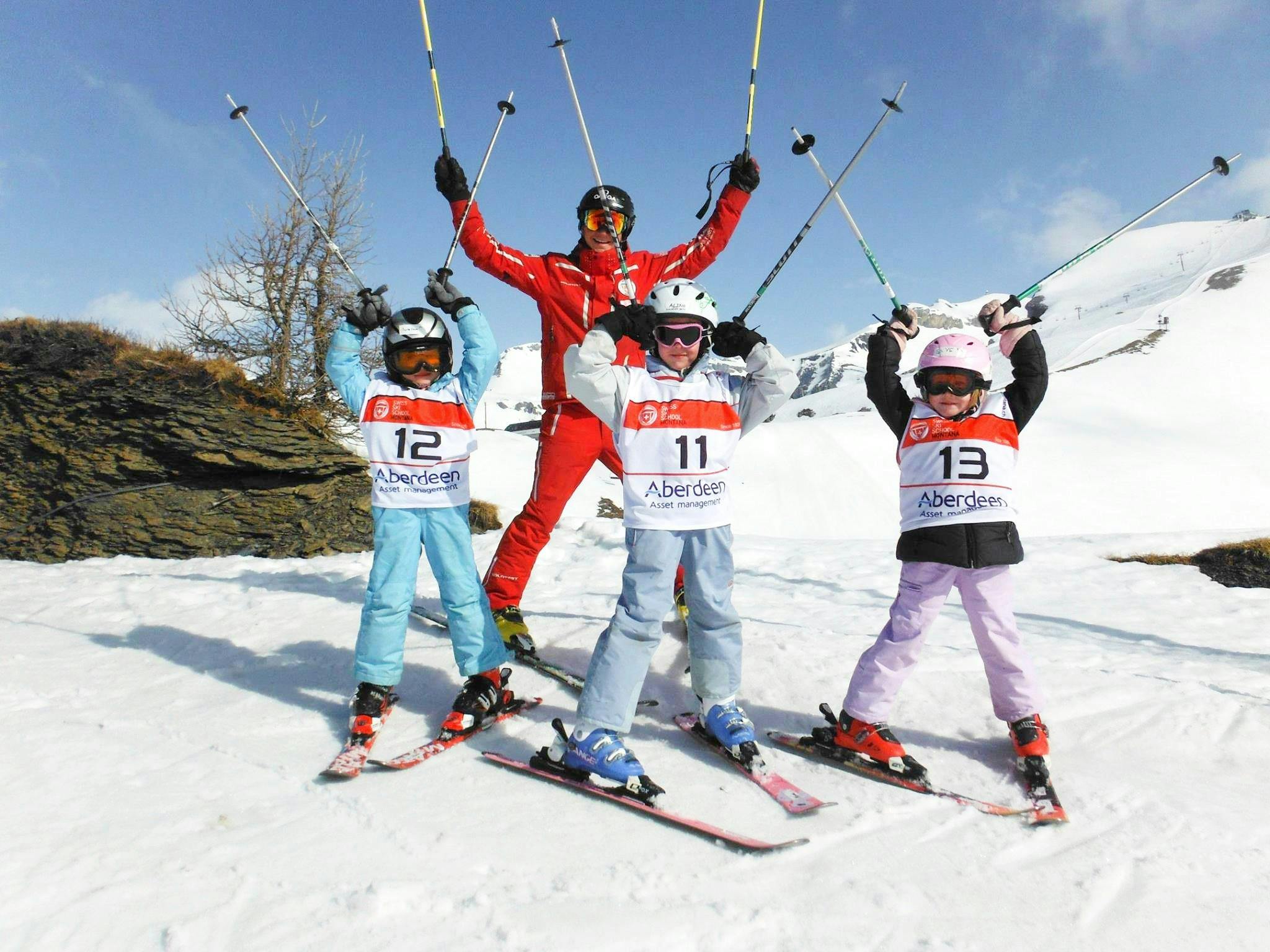 Clases de esquí para niños "Mini Club" (7-11 años) para esquiadores avanzados - Max 5 con Swiss Ski School Crans-Montana Los jóvenes esquiadores disfrutan de las clases de esquí para niños, para esquiadores avanzados con máx. 5 participantes, con la Swiss Ski School en Crans-Montana.