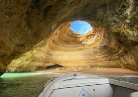 Balade en bateau à la Grotte Benagil & au fort Santa Catarina avec Royal Nautic Portimão Les passagers apprécient la vue impressionnante de la grotte rocheuse lors de leur balade en bateau vers la grotte de Benagil depuis Portimão avec Royal Nautic Portimão.