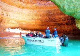 Die Tourteilnehmer begeben sich gemeinsam mit Royal Nautic Portimão ins Innere einer beeindruckenden Meereshöhle während ihrer Privaten Bootstour zur Benagil Höhle ab Portimão.