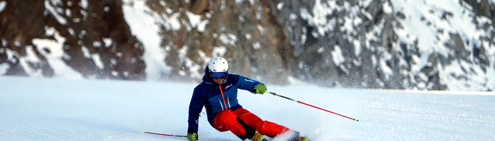 Un moniteur de ski descend une piste de Sölden avec maîtrise lors d'une leçon de ski privée pour adultes à Obergurgl-Hochgurgl organisée par l'école de ski Ski- und Snowboardschule SNOWLINES. 