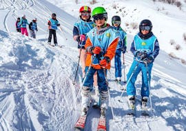 A group of teenagers is doing a freeride skiing outing during their Teen Ski Lessons "Cool Ride" (12-16 y.) for Advanced Skiers with Ski Cool Val Thorens.