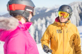 Ein Skilehrer der NTC Sport Skischule Oberstdorf gibt Tipps beim privaten Skikurs für Erwachsene aller Levels.