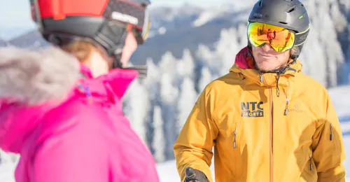 Privé Skilessen Voor Volwassenen Van Alle Niveaus met NTC SPORTS Ski School Oberstdorf Een skileraar van NTC Sport Skischule Oberstdorf geeft tips tijdens privé skilessen voor volwassenen van alle niveaus.