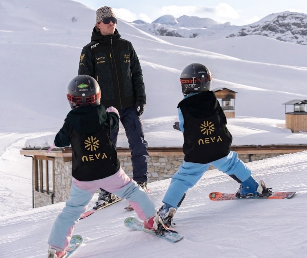 Des enfants se préparent pour leur Premier Cours de ski Enfants (3-4 ans) avec Prosneige Val d'Isère.