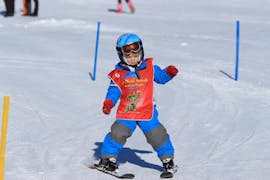 A kid on the slope during the Kids Ski Lessons (3-15 y.) for Beginners - Half-Day from WM Skischool Royer Ramsau.