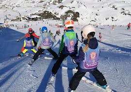 Lezioni di sci per bambini a partire da 4 anni per tutti i livelli con Ski Life Escuela de Esquí Baqueira.