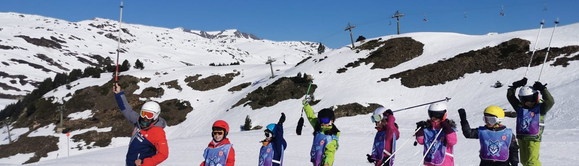 Lezioni di sci per bambini a partire da 4 anni per tutti i livelli.