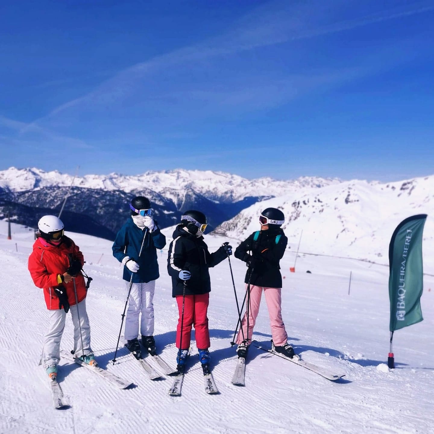 Lezioni di sci per adulti per tutti i livelli con Ski Life Escuela de Esquí Baqueira.