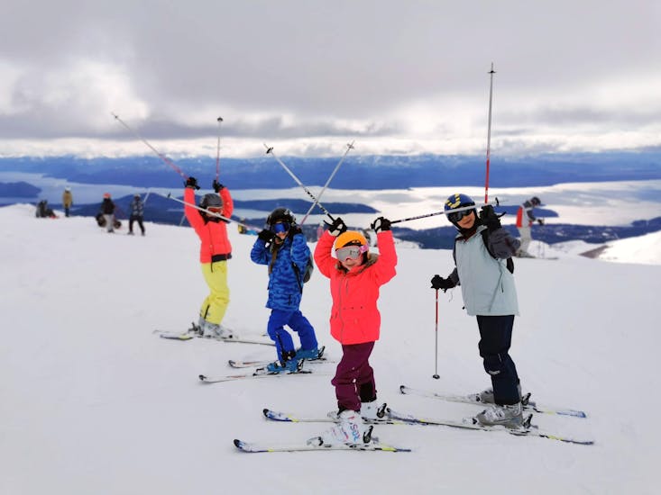 De kinderen genieten samen met hun skileraar van Ski Life Escuela de Esquí Baqueira van het geweldige uitzicht op de bergen tijdens hun privé skilessen voor kinderen van alle niveaus.