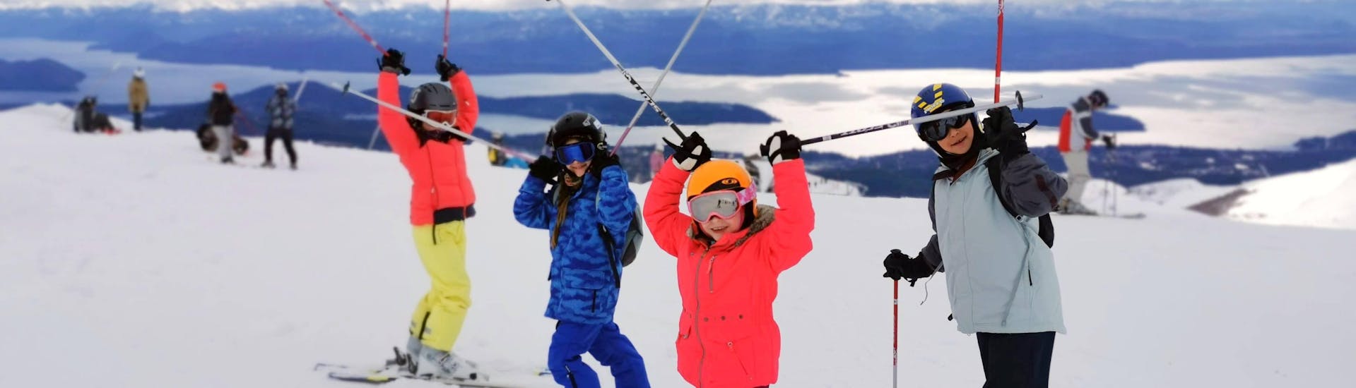 Die Kinder genießen den tollen Ausblick auf die Berge gemeinsam mit ihrem Skilehrer von Ski Life Escuela de Esquí Baqueira während ihrem Privaten Kinder-Skikurs für alle Levels.